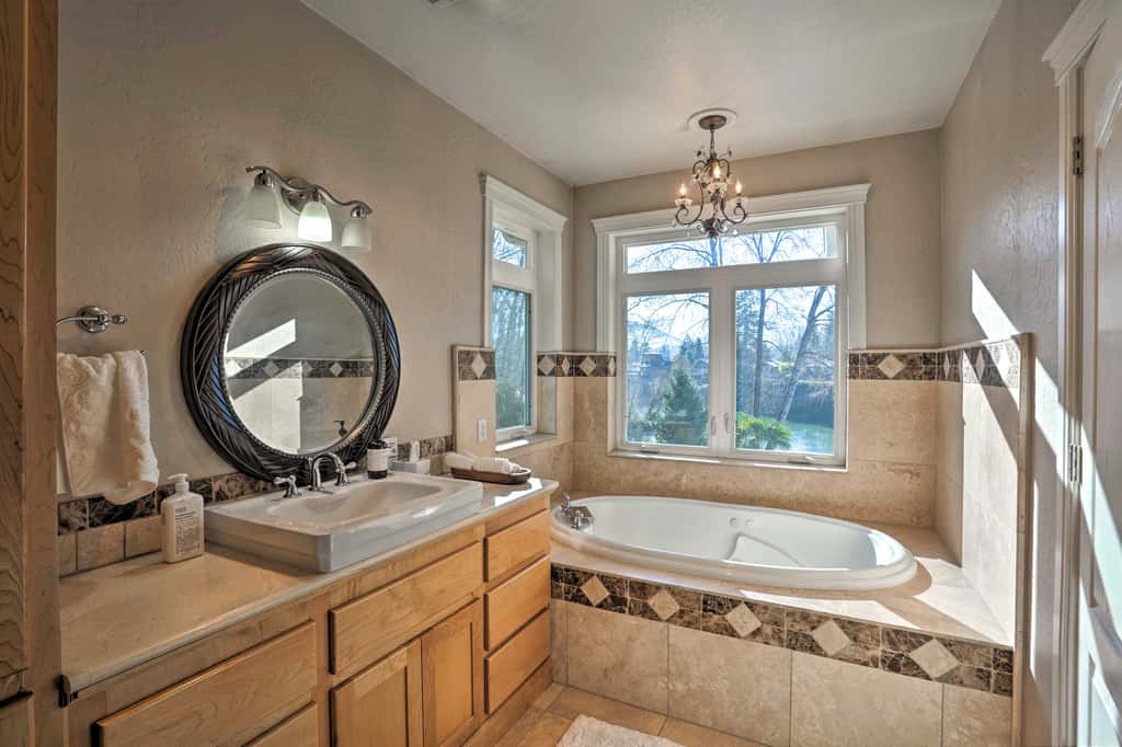 Luxe Getaway w/ Riverfront Views in Grants Pass!