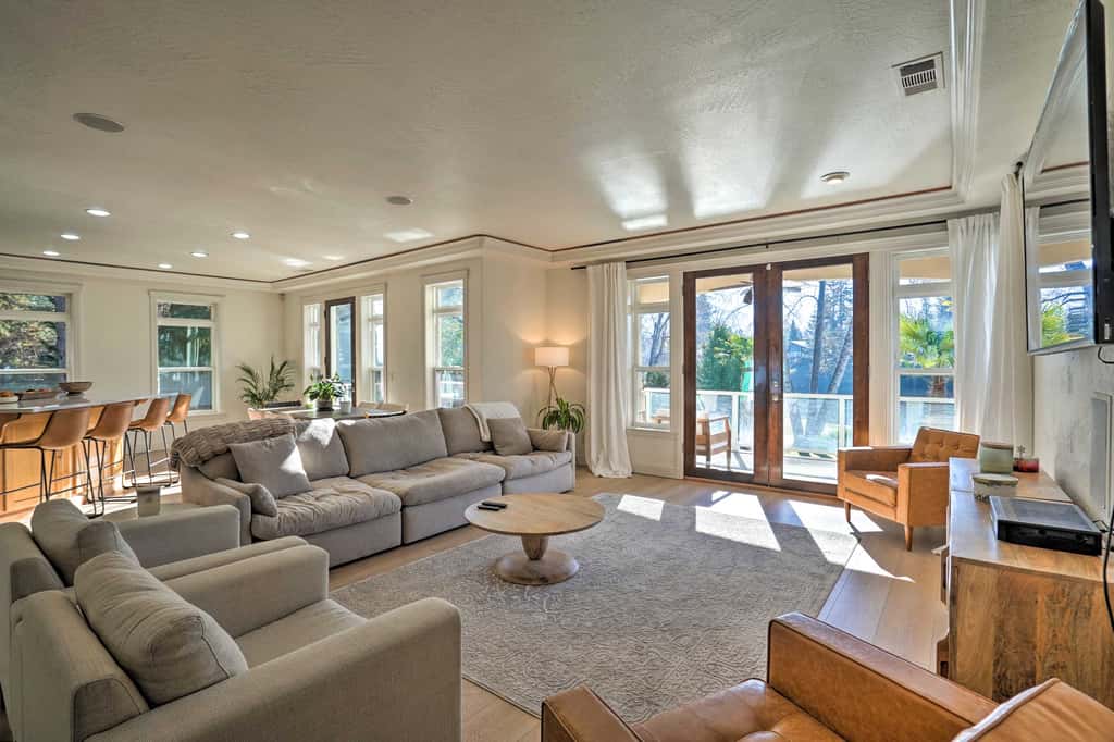 Luxe Getaway w/ Riverfront Views in Grants Pass!