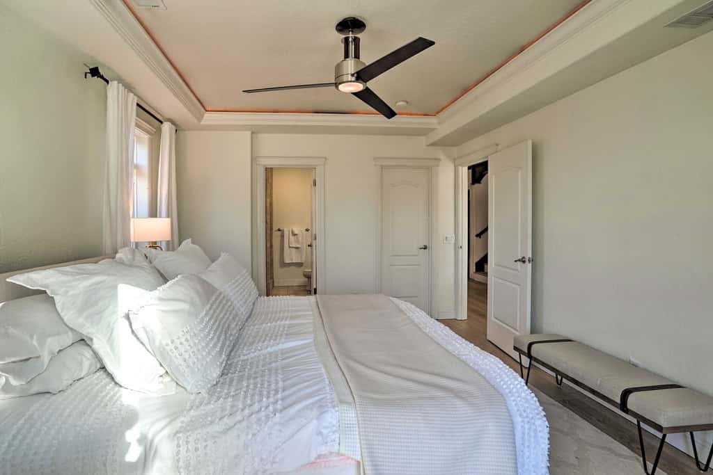 Luxe Getaway w/ Riverfront Views in Grants Pass!