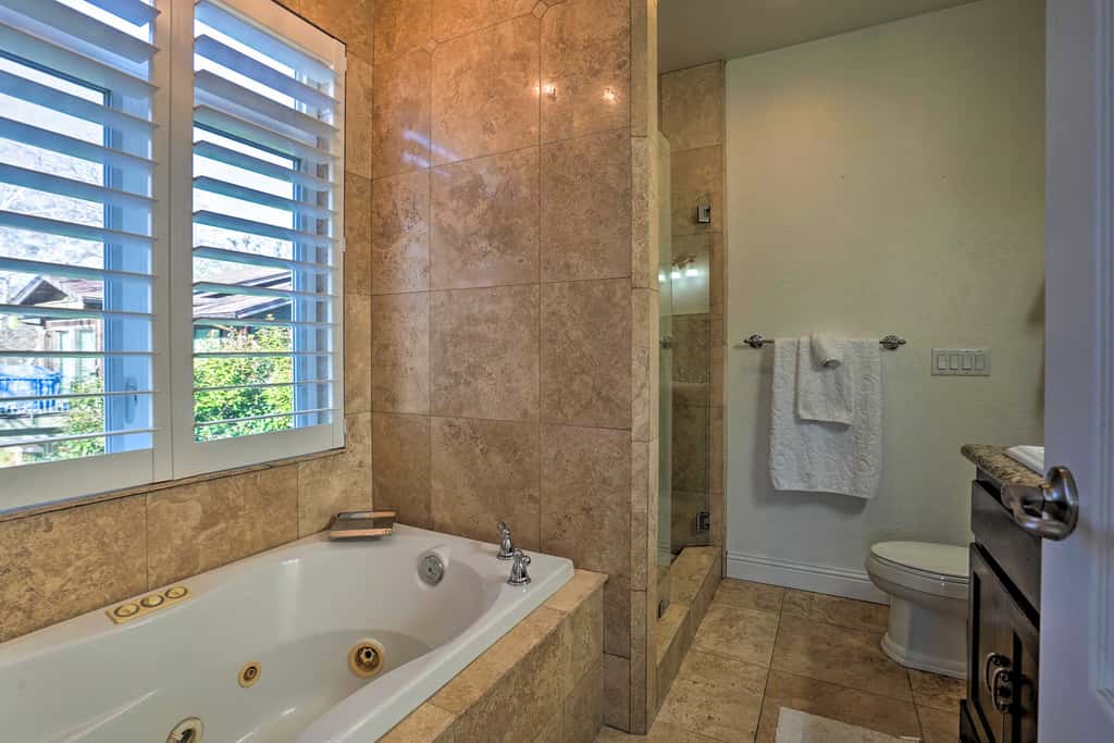 Luxe Getaway w/ Riverfront Views in Grants Pass!