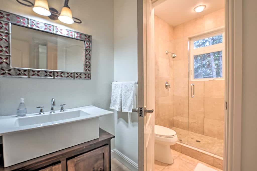 Luxe Getaway w/ Riverfront Views in Grants Pass!