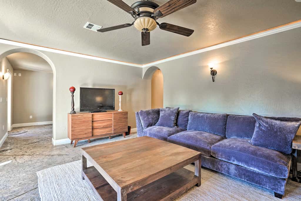 Luxe Getaway w/ Riverfront Views in Grants Pass!