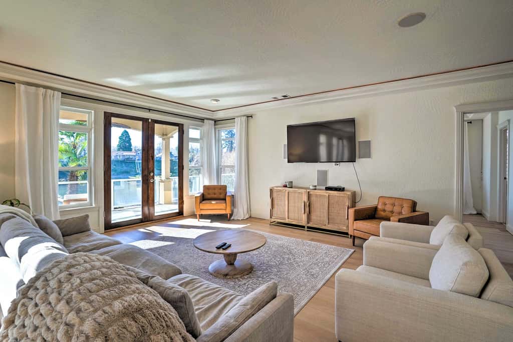 Luxe Getaway w/ Riverfront Views in Grants Pass!