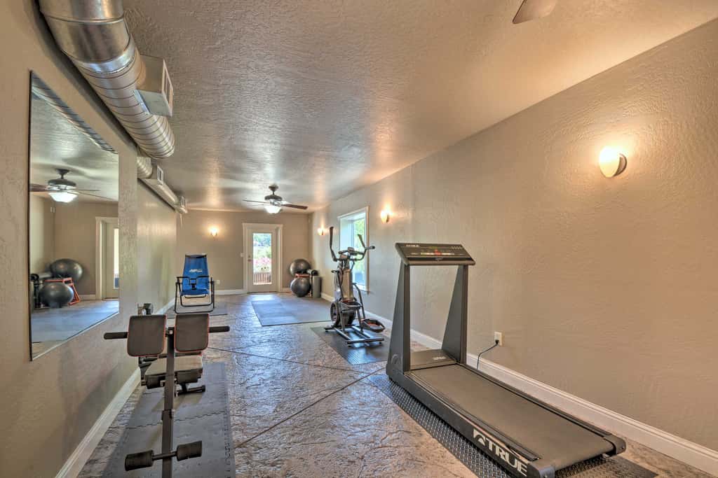 Luxe Getaway w/ Riverfront Views in Grants Pass!