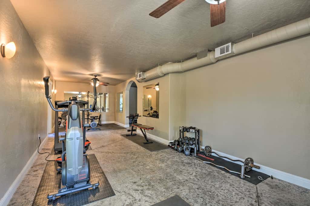 Luxe Getaway w/ Riverfront Views in Grants Pass!