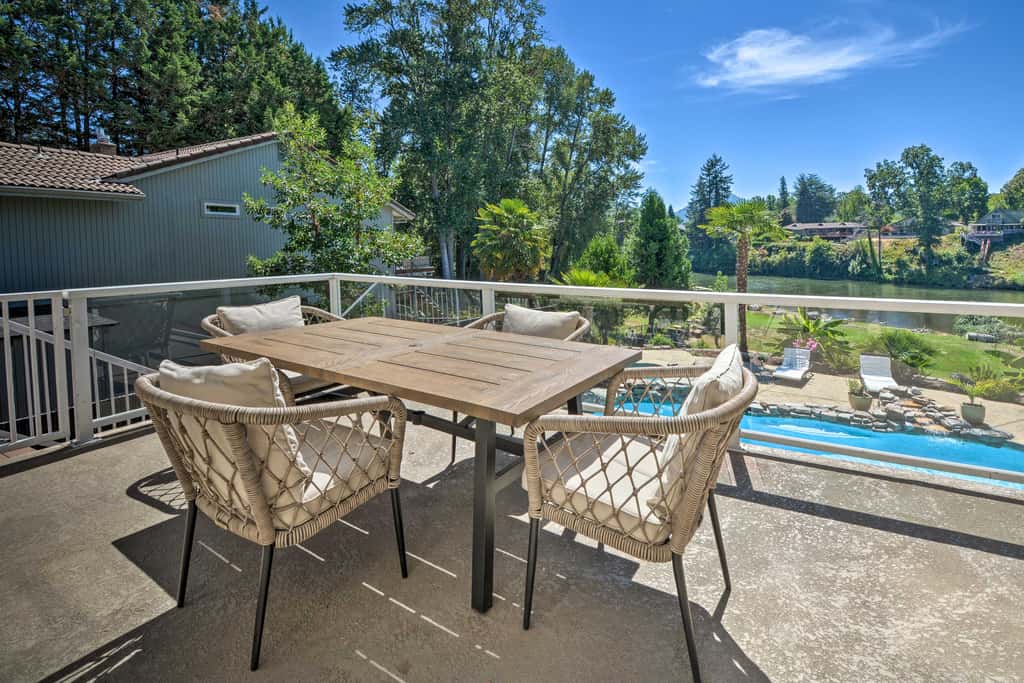 Luxe Getaway w/ Riverfront Views in Grants Pass!