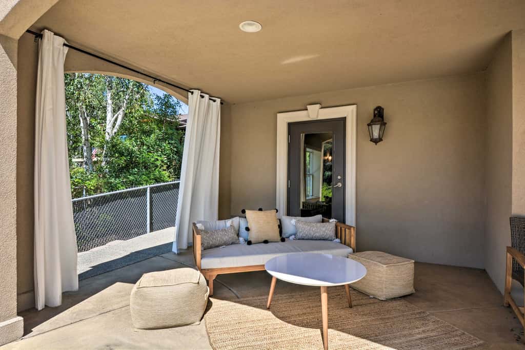 Luxe Getaway w/ Riverfront Views in Grants Pass!