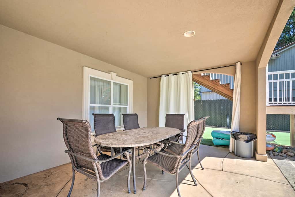 Luxe Getaway w/ Riverfront Views in Grants Pass!