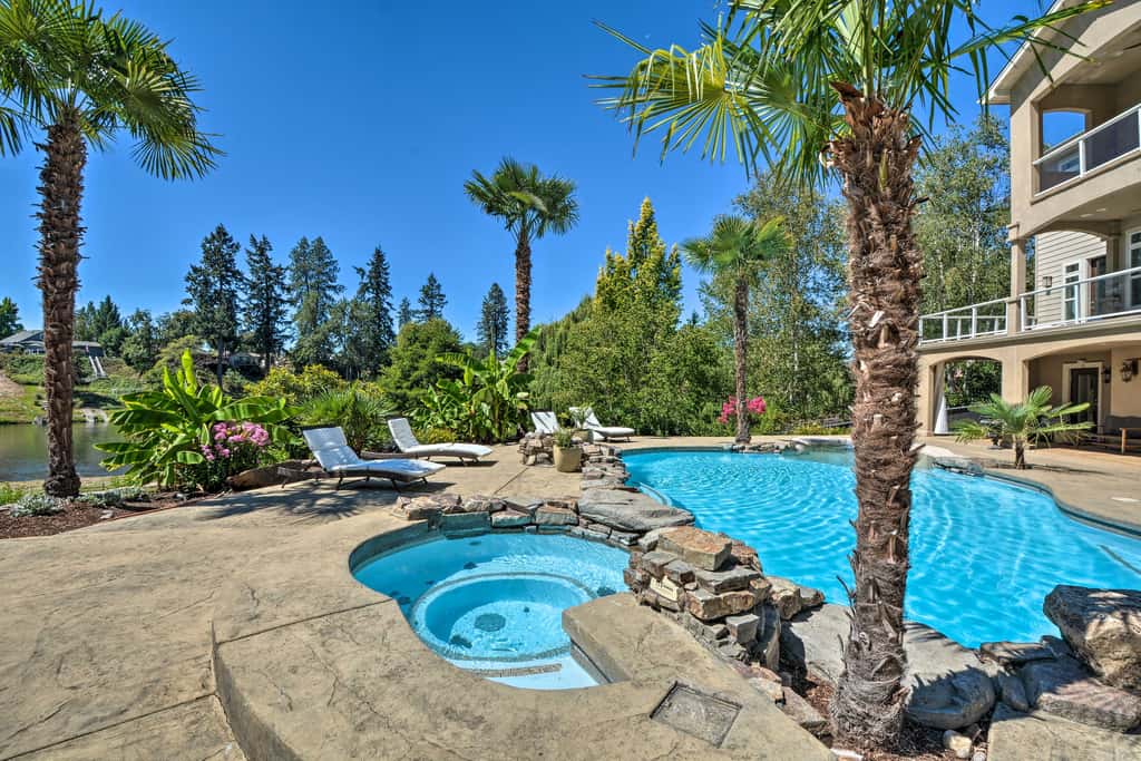 Luxe Getaway w/ Riverfront Views in Grants Pass!