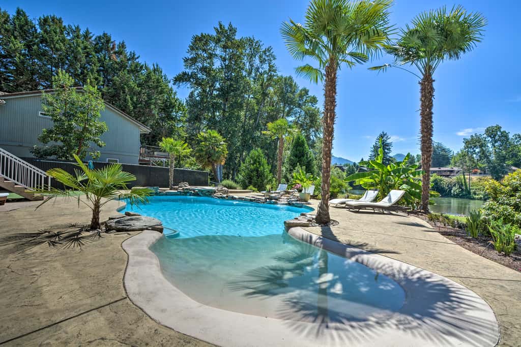 Luxe Getaway w/ Riverfront Views in Grants Pass!