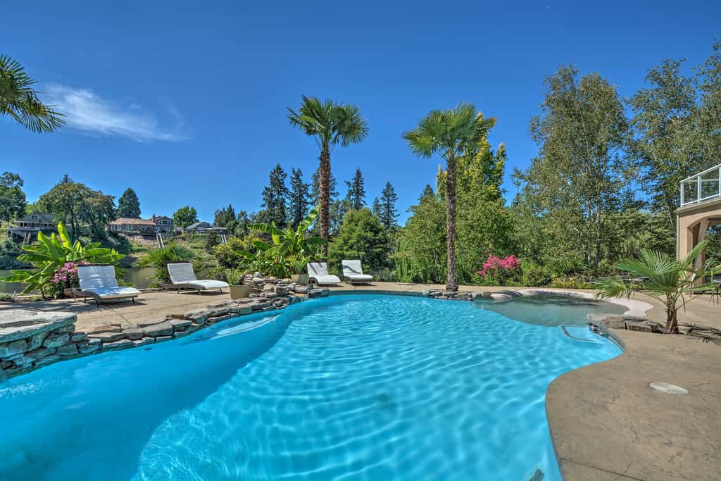 Luxe Getaway w/ Riverfront Views in Grants Pass!