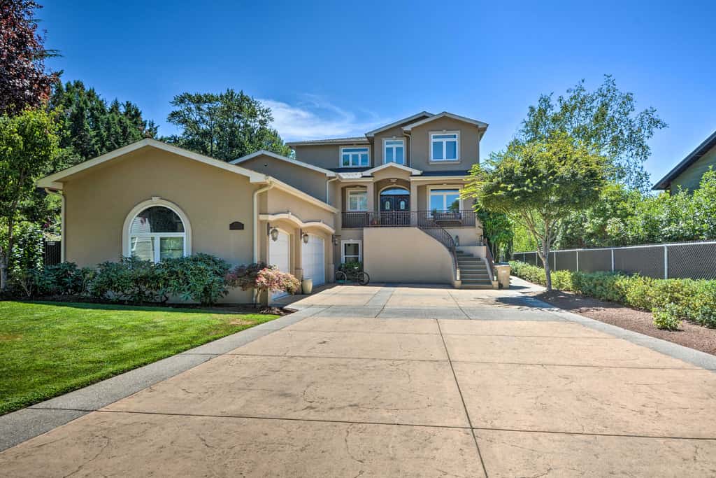 Luxe Getaway w/ Riverfront Views in Grants Pass!