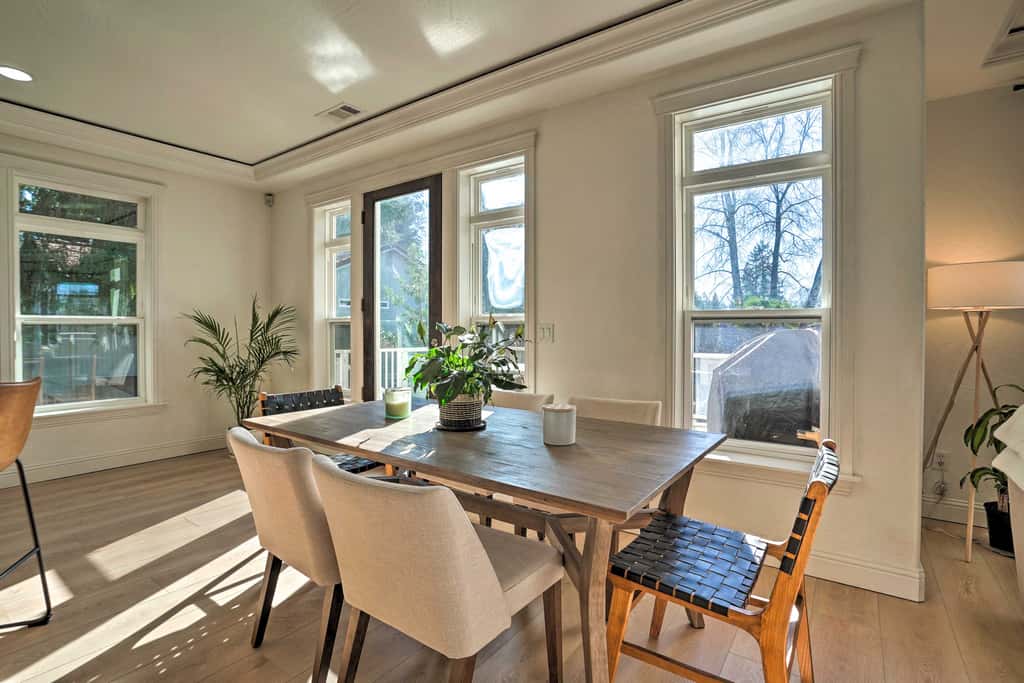 Luxe Getaway w/ Riverfront Views in Grants Pass!