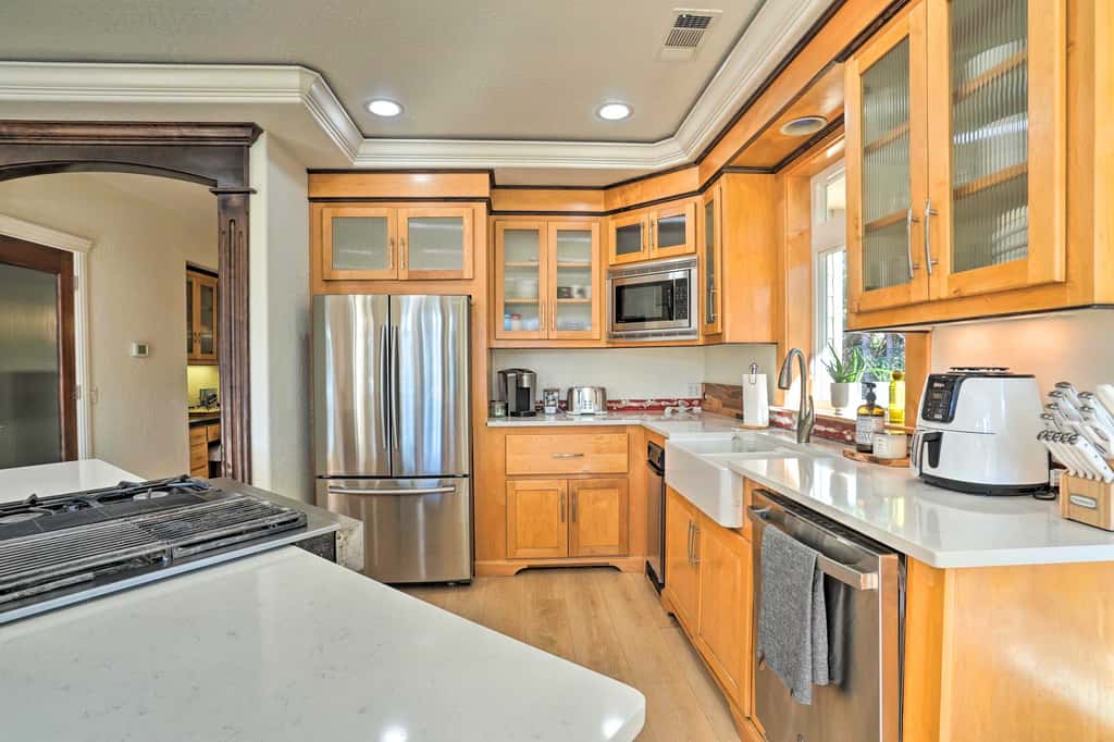 Luxe Getaway w/ Riverfront Views in Grants Pass!