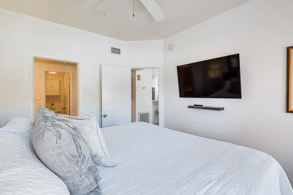 1 Mi to Beach: Lake Havasu City Condo w/ Balcony