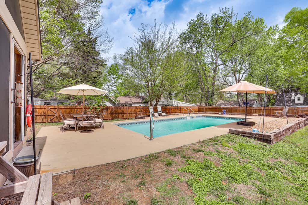 6 Mi to Arrowhead Stadium! Home w/ Screened Porch