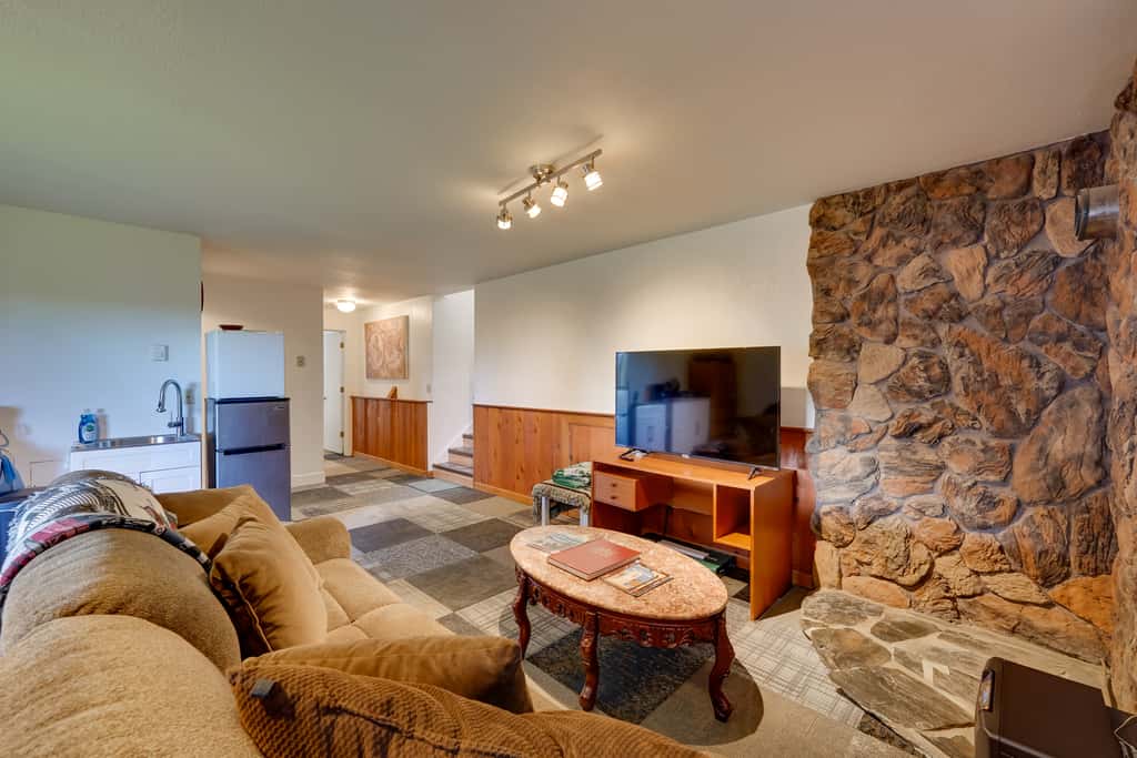< 1 Mi to Pioneer Ave: Homer Base w/ Fire Pit!