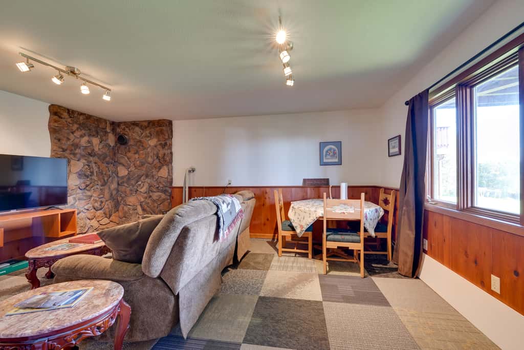 < 1 Mi to Pioneer Ave: Homer Base w/ Fire Pit!