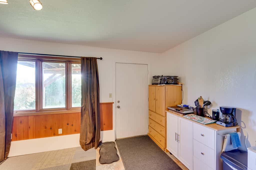 < 1 Mi to Pioneer Ave: Homer Base w/ Fire Pit!