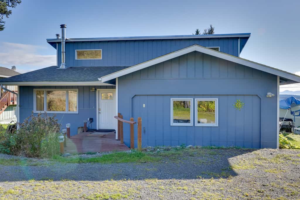 < 1 Mi to Pioneer Ave: Homer Base w/ Fire Pit!