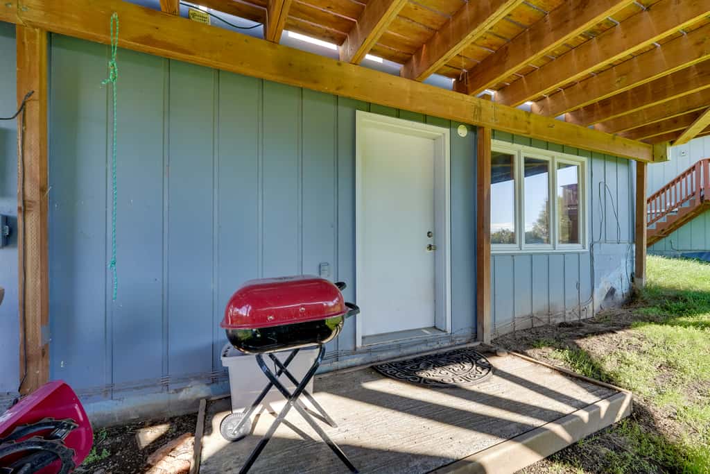 < 1 Mi to Pioneer Ave: Homer Base w/ Fire Pit!