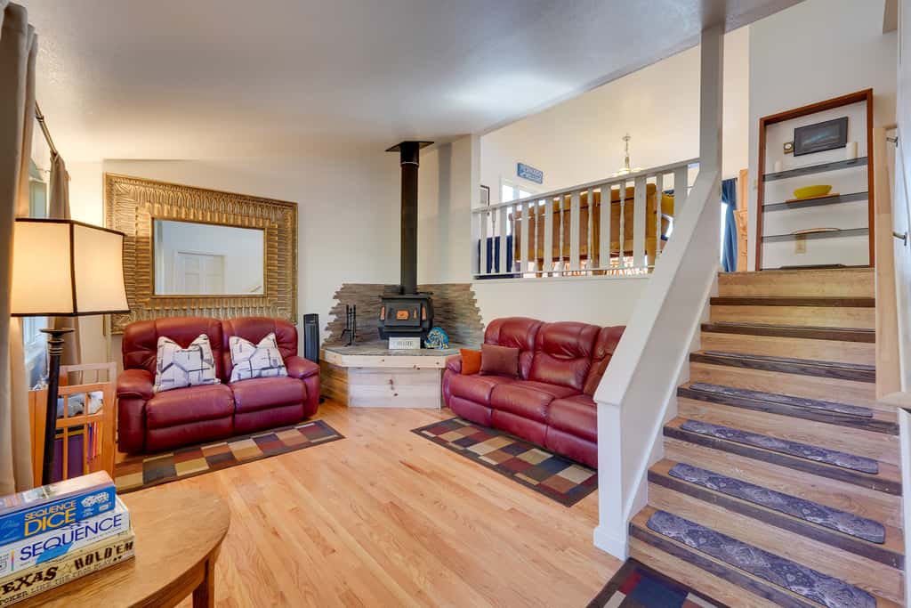 < 1 Mi to Pioneer Ave: Homer Base w/ Fire Pit!