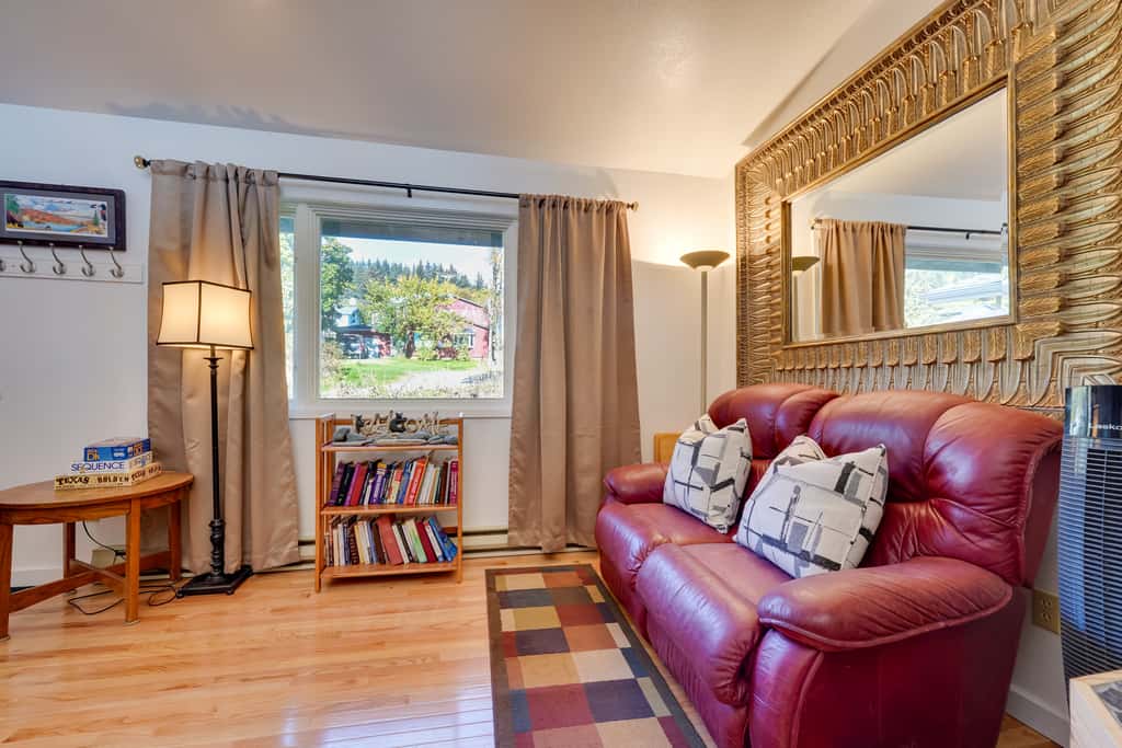 < 1 Mi to Pioneer Ave: Homer Base w/ Fire Pit!