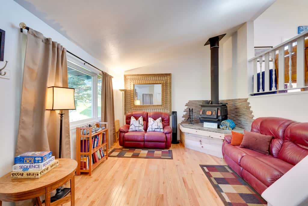< 1 Mi to Pioneer Ave: Homer Base w/ Fire Pit!