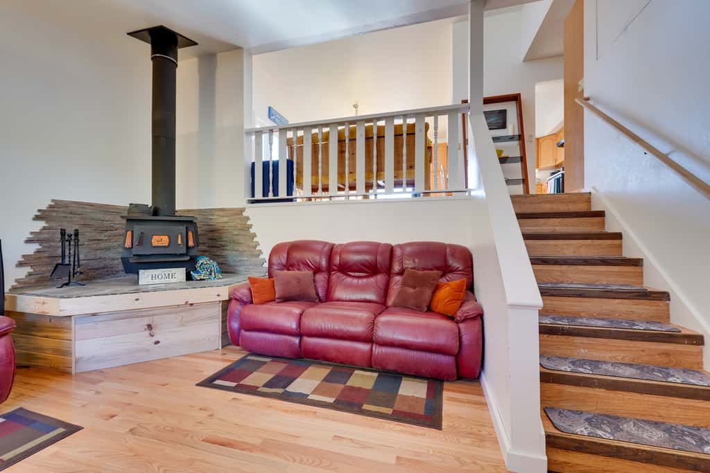< 1 Mi to Pioneer Ave: Homer Base w/ Fire Pit!