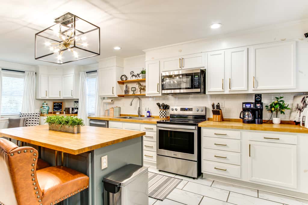 2 Mi to Historic Horse District: Dog-Friendly Home