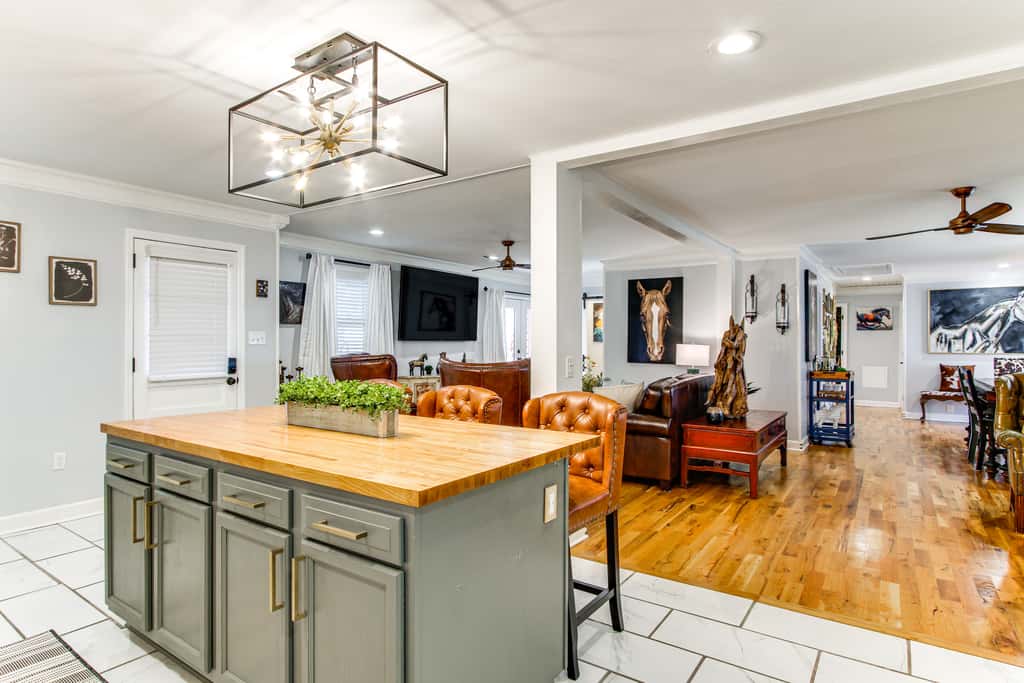 2 Mi to Historic Horse District: Dog-Friendly Home