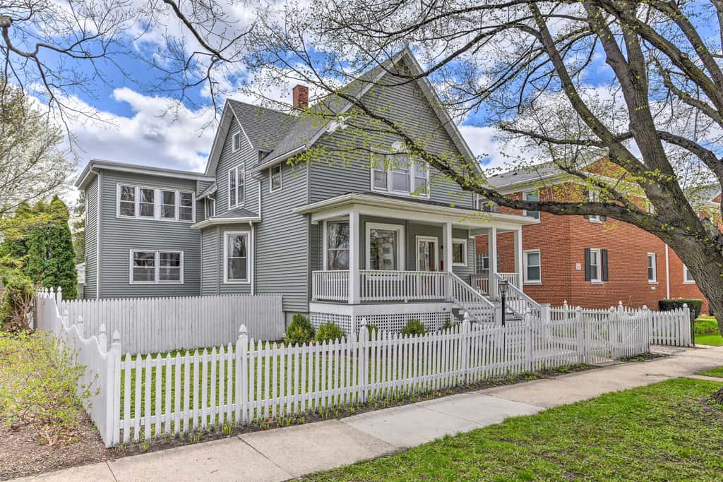 Spacious Oak Park Home, 11 Mi to Downtown Chicago!
