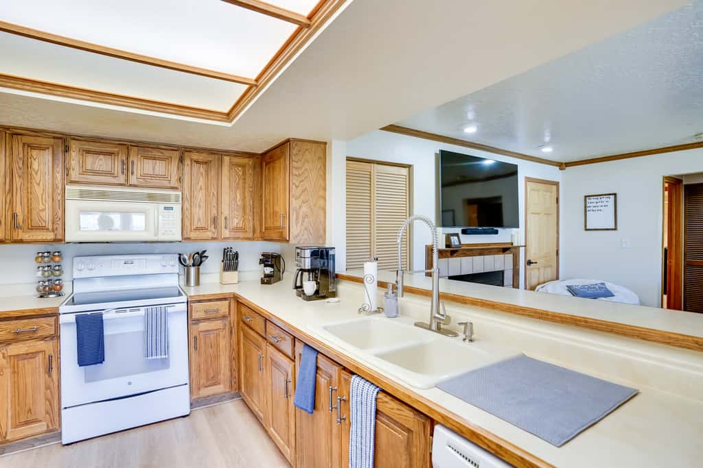 Hiking & Explore: Brian Head Condo w/ Indoor Pool!