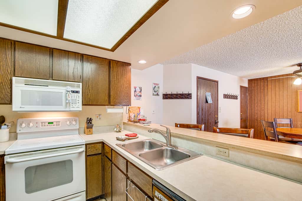 Walk to Giant Steps Ski Lift! Mtn Condo w/ Hot Tub