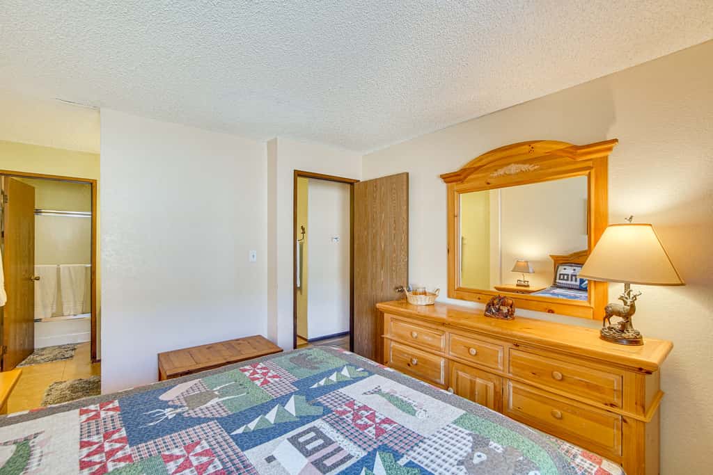 Walk to Giant Steps Ski Lift! Mtn Condo w/ Hot Tub