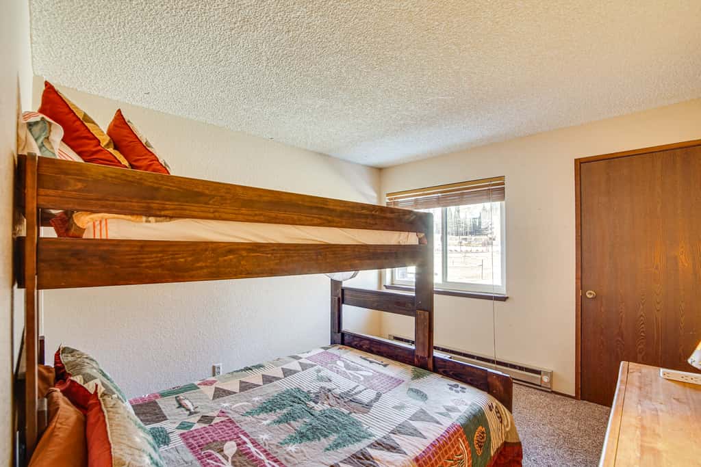 Walk to Giant Steps Ski Lift! Mtn Condo w/ Hot Tub