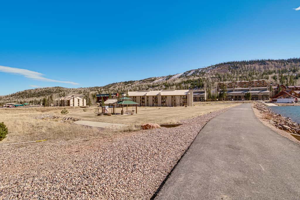 Walk to Giant Steps Ski Lift! Mtn Condo w/ Hot Tub