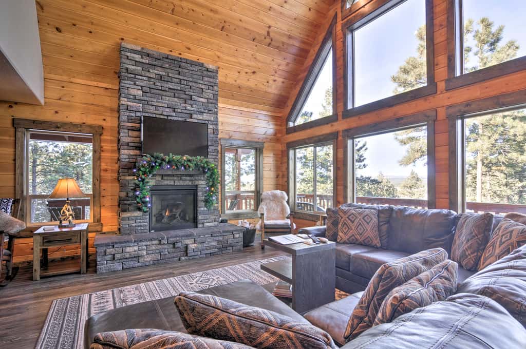'Longview Lodge' w/ Furnished Deck & Fire Pit!