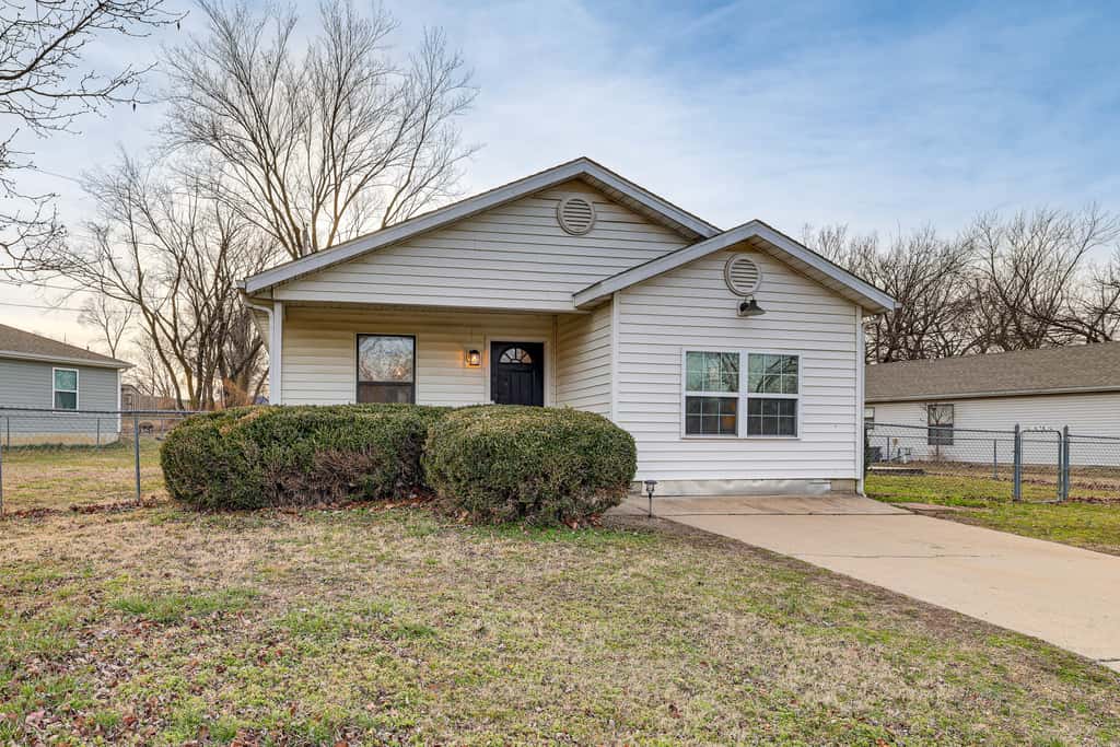 Visit Route 66! Pet-Friendly Joplin Gem w/ Yard