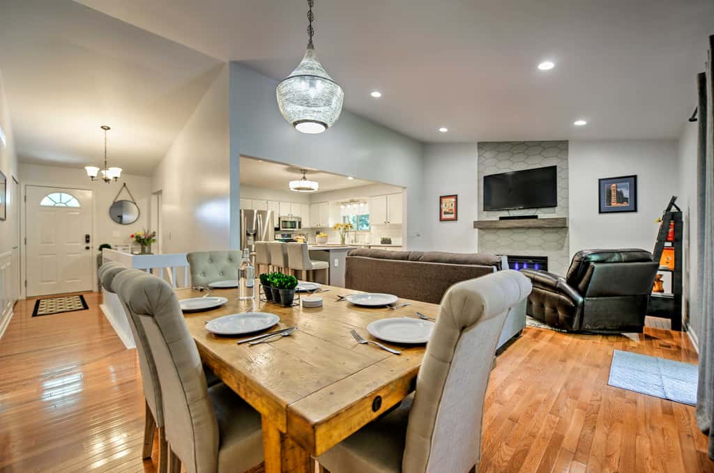 < 2 Mi to the Big House: Family-Friendly Home!