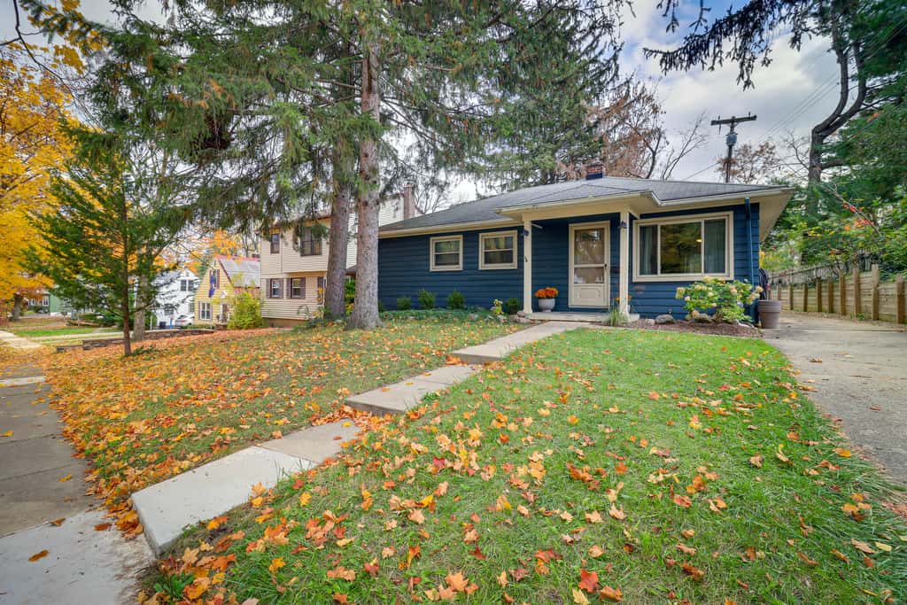 Ann Arbor Home w/ Deck, 2 Mi to Michigan Stadium!