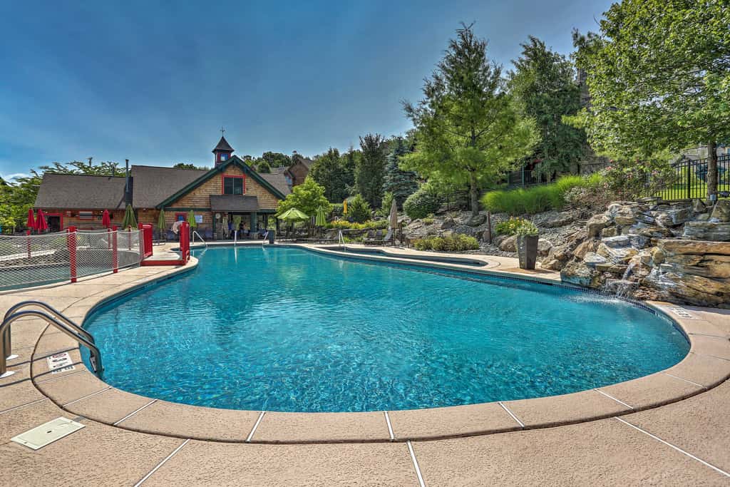 0.6 Mi to Waterpark | Pool, Hot Tub & Balcony