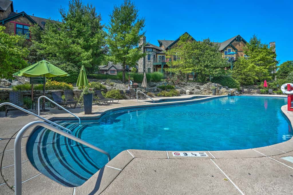0.6 Mi to Waterpark | Pool, Hot Tub & Balcony
