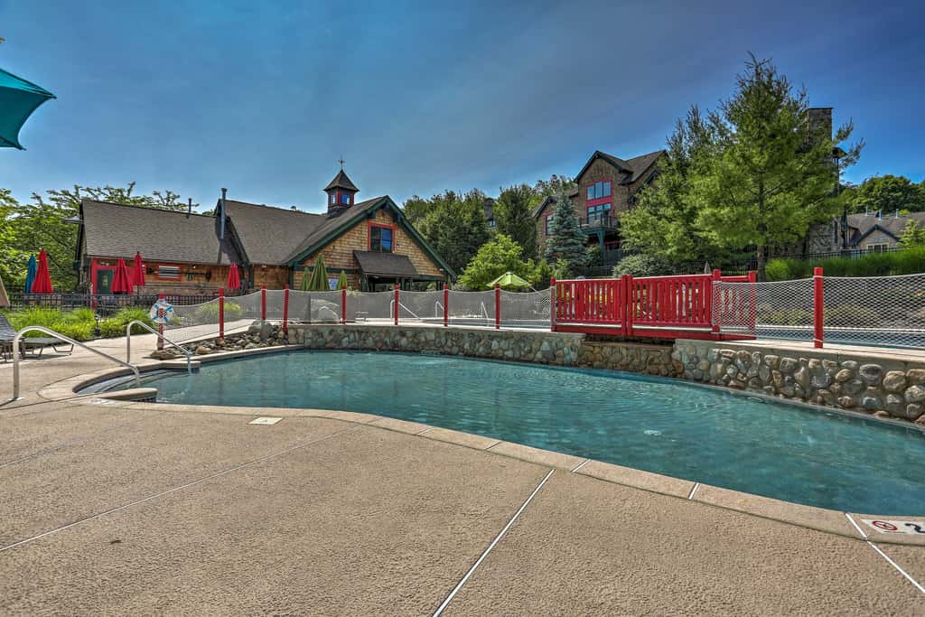 0.6 Mi to Waterpark | Pool, Hot Tub & Balcony