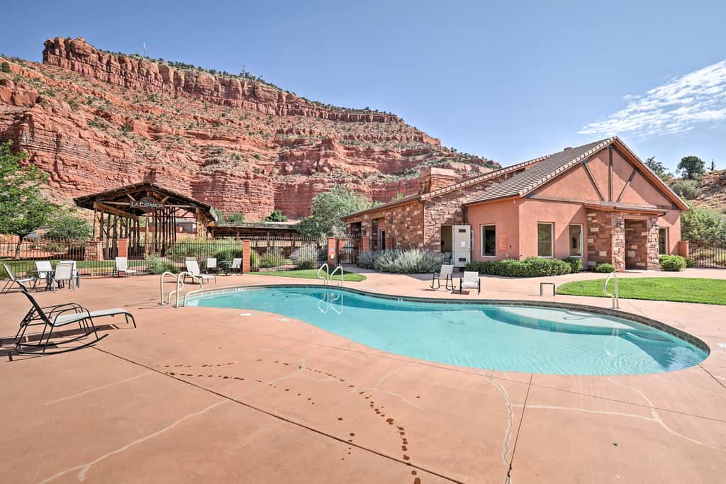 Cliff Views Near Zion: EV, Hot Tubs, Pools, Bikes