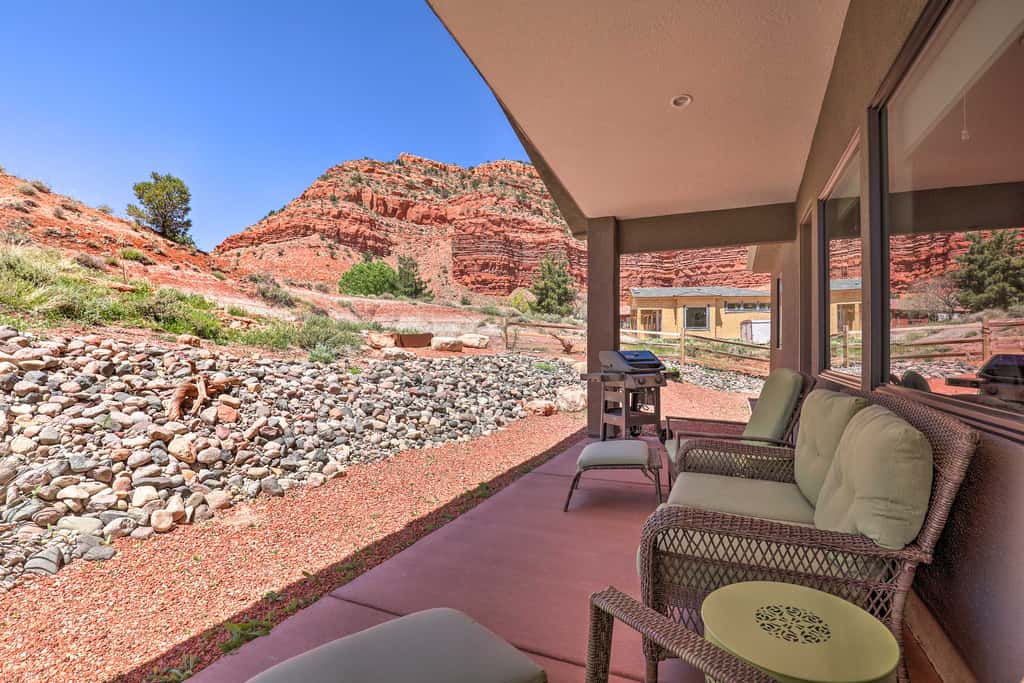 Cliff Views Near Zion: EV, Hot Tubs, Pools, Bikes