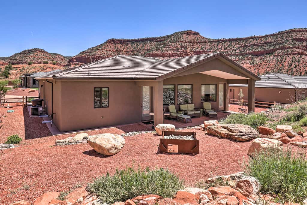 Cliff Views Near Zion: EV, Hot Tubs, Pools, Bikes