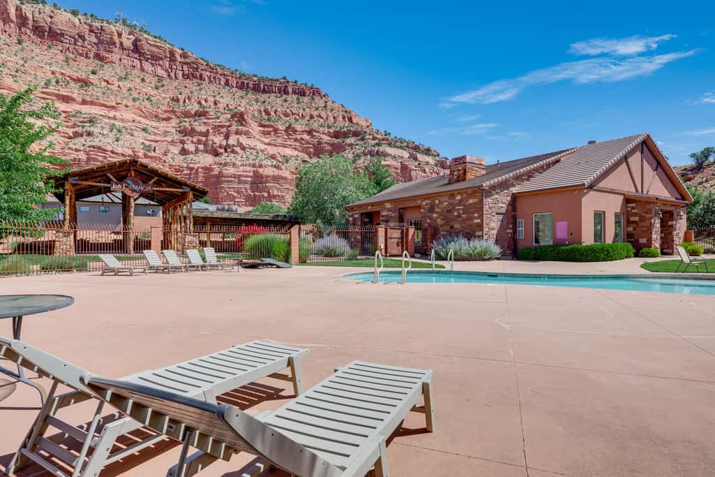 Gorgeous Kanab Home: Canyon Views & Pool Access!