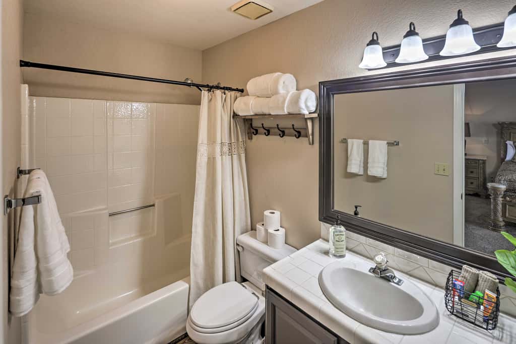 Hot Tub & River Views! Family Gem in Bullhead City