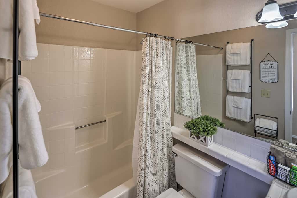 Hot Tub & River Views! Family Gem in Bullhead City